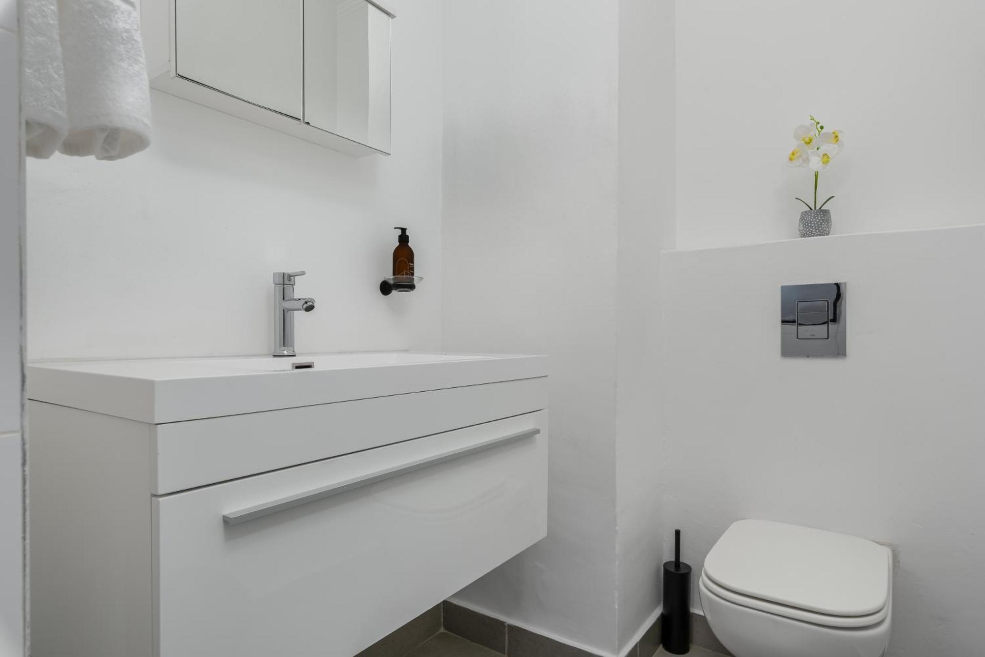 Four Seasons Apartment *